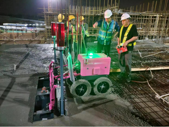 十七冶：智能建筑机器人投入使用！磁县职教二期项目完成混凝土浇筑(图1)