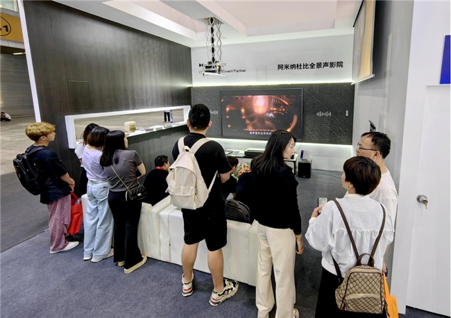 九游体育光峰科技亮相2024中国建博会引领智能家居新风尚(图3)